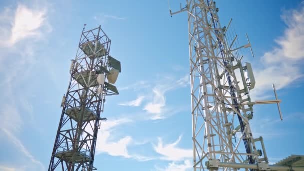 レーダーからの信号の送受信用の高アンテナタワー 携帯電話 ラジオ テレビ信号を提供する放送タワー 5Gセルネットワーク用の高技術アンテナ 高品質4K — ストック動画