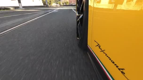 ローマ イタリア 2022年11月7日 古代ローマの通りを横切り ランボルギーニの車輪を回転させ ローマのランドマークでランボルギーニを運転する高速ランボルギーニのスポーツカーのボトムビューショット — ストック動画