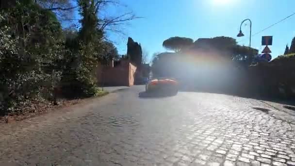 意大利罗马 2022年11月7日 极限运动在古罗马乡村街道上的行驶 高档跑车在道路上的表现 黄色兰博基尼跑车和敞篷跑车 — 图库视频影像