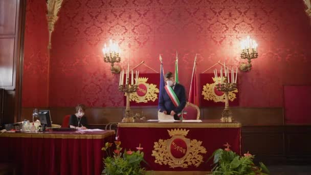 Роме Італія Серпня 2021 Працівник Весільної Служби Стрічкою Італійського Прапора — стокове відео