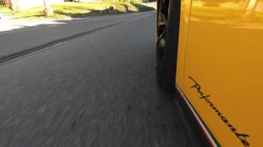 ROME, ITALY - NOVEMBER 7, 2022: Merkezde marka logosu olan dönen Lamborghini çarkı, Roma 'da spor araba sürme performansı, şehir simgelerinde yarışırken çekilmiş özel Lamborghini detayları