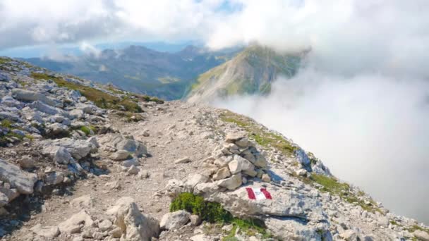 Скальные Вершины Покрыты Облаками Туманом Нарисованы Направляющие Полосы Камне Потеряться — стоковое видео