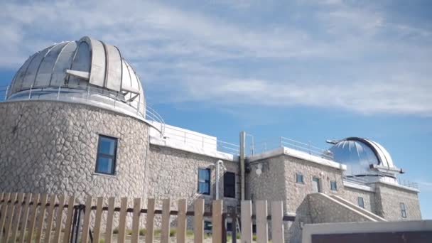 Astronomy Observatory Station Mountain Hills Stone Building Metal Domes Monitoring — Wideo stockowe