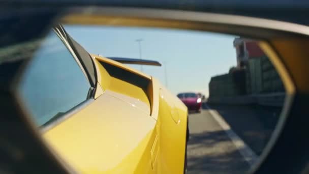 意大利罗马 2022年11月7日 公路上黄色兰博基尼的侧镜上闪烁着模糊的驾驶红色法拉利的倒影 豪华跑车在意大利公路上疾驰 超级专用车 — 图库视频影像
