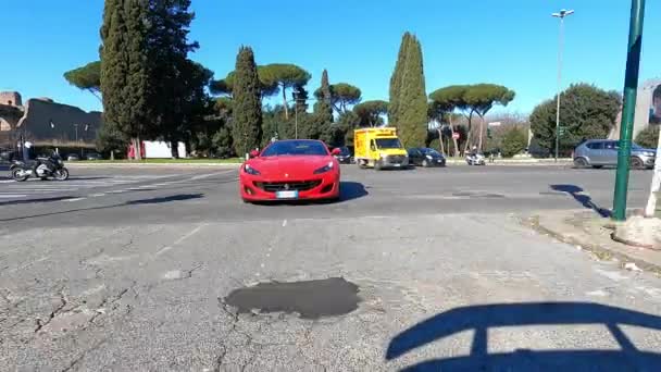ローマ イタリア 11月7 2022 ローマと都市の田舎の古代の通りを横断する伝統的なイタリアの壮大なツアー 石畳の道を加速する排他的な赤いフェラーリのスポーツカー — ストック動画