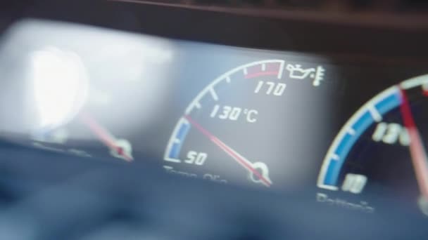 跑车用发光仪表盘速度计的近照镜头 带有其他不同图标 按钮和指示器 红色箭头显示运动中的油压和电池充电 发动机指示器在 — 图库视频影像