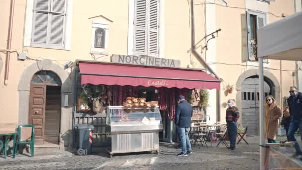 Nemi イタリア 2022年11月4日 ネミ湖の近くの小さな都市で典型的な肉 チーズ パンのデリカテッセンの質の高い選択を持つ地元のイタリア料理店 観光客が購入するためのラインに立って — ストック動画