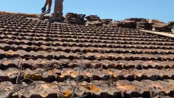 Umbria Italy June 2022 Construction Builders Renovating Rooftop Ancient House — Stok video