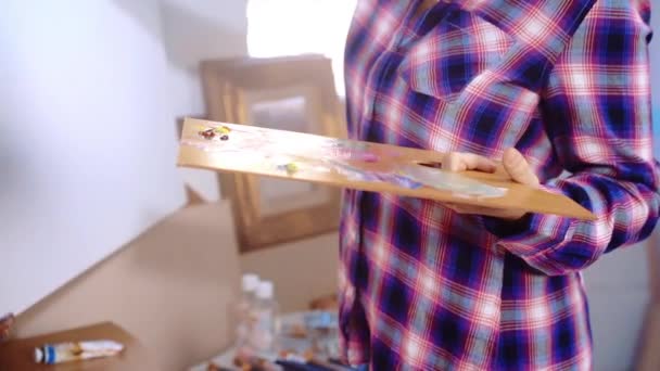 Деревянная Цветовая Палитра Кисть Руках Талантливой Художницы Создают Современный Шедевр — стоковое видео