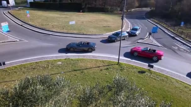ローマ イタリア 2022年11月7日 ローマ郊外の緑の丸の中を走るグレー 黄色のスポーツカー 他の方向からの車はスポーツに渡す権利を与えます — ストック動画