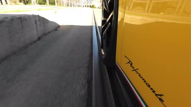 意大利罗马 2022年11月7日 以品牌标志为中心旋转的兰博基尼轮 开兰博基尼跑车穿过罗马街道的俯瞰镜头 高档专用车 — 图库视频影像