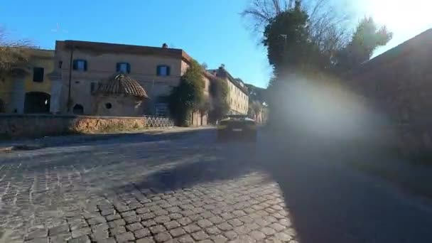 ローマ イタリア 2022年11月7日 古代ローマの田舎の通りを横切る黄色のイタリアのスポーツランボルギーニレース 石畳の道での走行性能を示す強力なエンジンを備えたスーパーカー — ストック動画