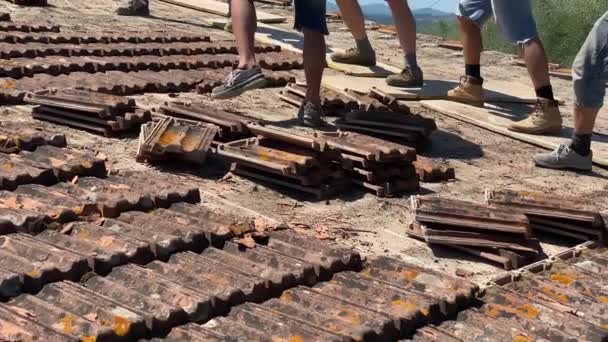 Umbria Italy June 2022 Workmen Demolishing Rooftop Removing Old Mossed — Αρχείο Βίντεο