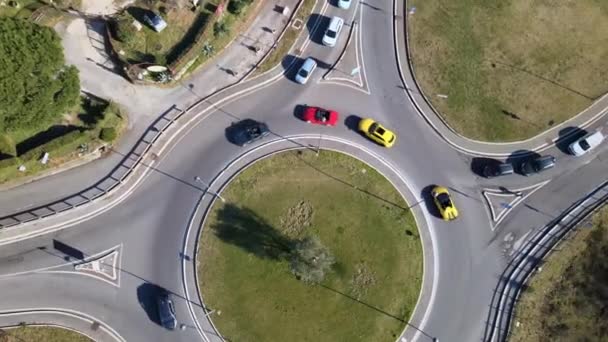 Городской Дорожный Узел Зеленой Кольцевой Развязкой Различными Направлениями Спортивные Автомобили — стоковое видео