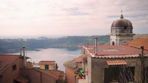 ローマ地域で有名な火山ニミ湖を囲む小さな村の古代建築の特徴 火山クレーターの村からのパノラマビュー 美しさと沈黙の場所 イタリア語 — ストック動画