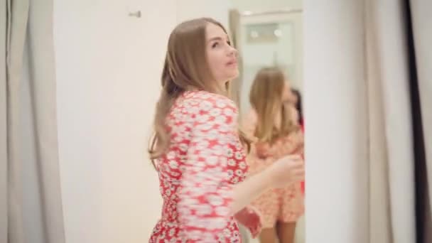 Счастливая Блондинка Примеряет Красное Летнее Платье Примерочной Смотрит Зеркало Гламурная — стоковое видео