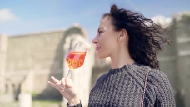 Attractive Brunette Woman Drinking Refreshing Orange Cocktail Ancient Roman Architecture — Vídeo de Stock
