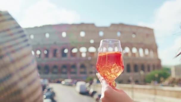 Refreshing Orange Cocktails Hands Women Amazing Colosseum Background Female Tourists — Stockvideo