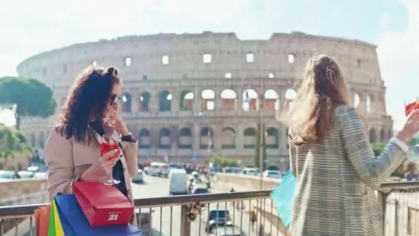 Female Tourists Stylish Clothes Posing Ancient Colosseum Background Downtown Rome — 비디오