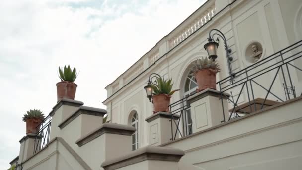 Aristocratic Villa Residence Private Garden Yard White Ancient Palace Facade — Wideo stockowe