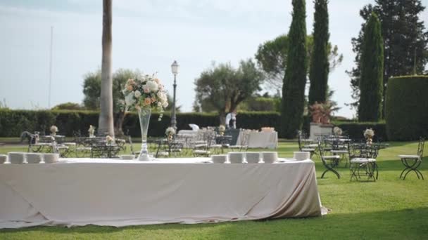 Formal Ceremony Arrangement Historical Villa Terrace Beautifully Decorated Banquet Tables — Vídeo de stock