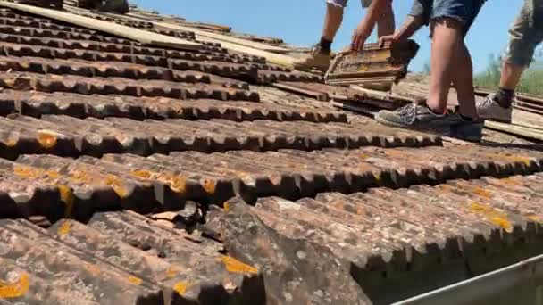 Umbria Italy June 2022 Construction Workers Protective Gloves Demolishing Shingles — Stockvideo