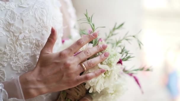 Mireasă Elegantă Rochie Mireasă Dantelă Modă Care Ține Buchet Flori — Videoclip de stoc