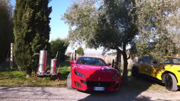ローマ イタリア 2022年11月7日 イタリアの田舎に駐車コンバーチブル屋根を持つ排他的なスポーツカー ブドウ畑に赤フェラーリと黄色のランボルギーニ 壮大なツアーで強力なプレミアムクラスの車 — ストック動画
