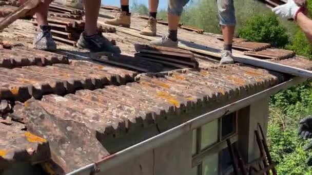 Umbria Italy June 2022 Contractors Protective Gloves Removing Old Mossed — Stockvideo