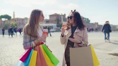 Hafta sonu şehir merkezinde gülümseyen kadın arkadaşlar toplanıyor, cazibeli kadınlar Central Street 'te ferahlatıcı aperol spritz kokteyli içiyor, ellerinde bir sürü alışveriş torbası tutan kadınlar...