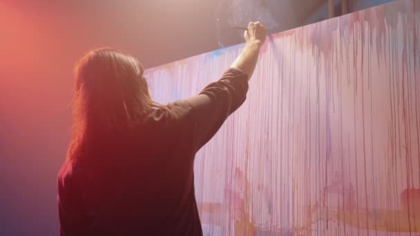 Yetenekli Kadın Sanatçıların Aydınlatılmış Atölyesi Boya Fırçası Renkli Yağlarla Büyük — Stok video