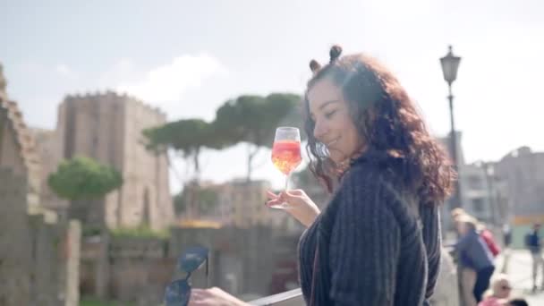 Brunette Woman Admiring Ancient Roman Architecture Holding Glass Refreshing Orange — стокове відео