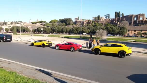 Rome Olaszország November 2022 Red Ferrari Két Sárga Lamborghini Sportkocsi — Stock videók
