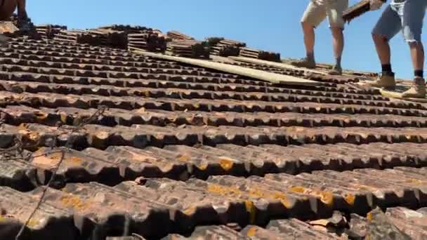 Брия Италия Июня 2022 Года Мужчины Сносят Черепицу Крыше Заброшенного — стоковое видео