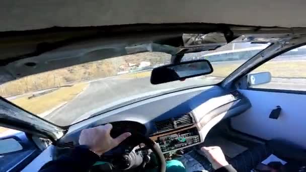 Profesyonel Sürücü Özel Eğitim Parkında Sürükleniyor Sürüklenen Arabanın Içindeki Adam — Stok video