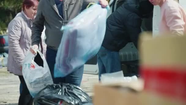 Rome Italy March 2022 Volunteers Activists Gathering Things Basic Necessities — Vídeo de stock