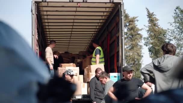 ローマ イタリア 2022年3月10日 ローマの聖ソフィア教会のボランティア協会は ウクライナ難民のための人道支援トラックをロードし 男性は基本的に漫画の箱やパッケージをロードします — ストック動画