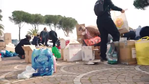 ローマ イタリア 2022年3月10日 製品の最初の数ヶ月の間にウクライナをサポートするために 紙容器に基本的な必需品を収集 包装する人々を世話する — ストック動画