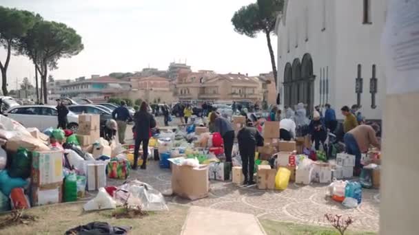 ローマ イタリア 2022年3月10日 ローマの聖ソフィア教会の前庭でボランティアが人道支援を収集し 難民や戦争被害者のための基本的な必需品を分類して梱包する活動家 — ストック動画