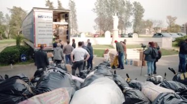ROMA, İtalya - 10 Mart 2022: Ukraynalı mülteciler ve savaş mağdurları için Roma 'daki St. Sophia Kilisesi' nin bahçesinde gerekli insani yardım paketleri ve karton kutular yığınları,