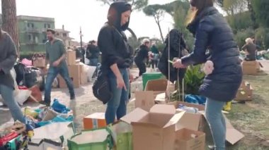 ROMA, İtalya - 10 Mart 2022: Roma 'da Ukrayna halkına savaş sırasında insani yardım toplama, sıralama ve paketleme, İtalya' dan Ukrayna 'ya destek ve yardım eli uzatma