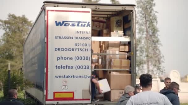 Rome Italy March 2022 Люди Завантажують Вантажівки Коробками Необхідною Гуманітарною — стокове відео