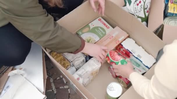 Rome Italy March 2022 Volunteers Rome Filling Carton Boxes Long — Stock Video
