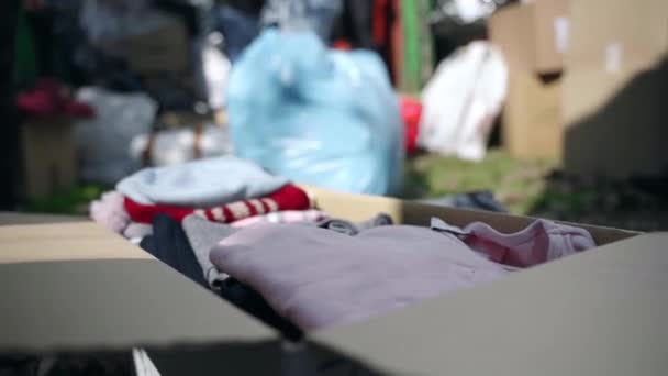 Rzym Włochy Marca 2022 Pudełka Kartonowe Wypełnione Ubraniami Dla Uchodźców — Wideo stockowe