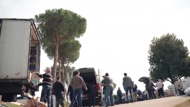 Rome Italy March 2022 Люди Вантажать Вантажівку Фургон Коробками Посилками — стокове відео