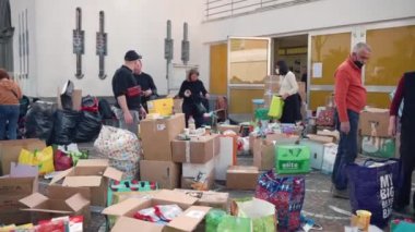 ROMA, İtalya - 10 Mart 2022: Roma 'daki Aziz Sophia Kilisesi Gönüllüler Derneği Ukraynalı mülteciler ve savaş mağdurları için kutularda ve paketlerde insani yardım hazırlıyor.