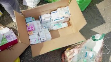 ROMA, İtalya - 10 Mart 2022 Ukrayna diasporası ve Ukrayna bölgesine savaş, antibiyotikler, ağrı kesiciler, antienflamatuar ve