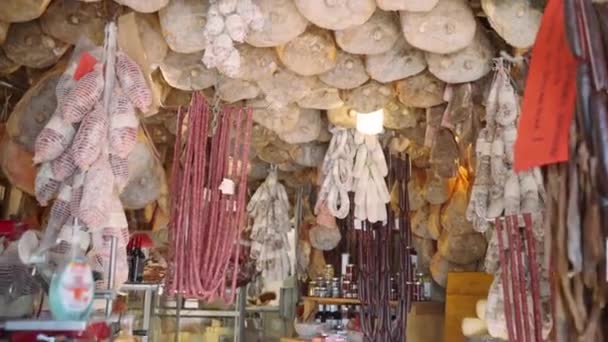 Tradiční Italský Místní Obchod Potravinami Sortimentem Masných Výrobků Zestárlých Vín — Stock video
