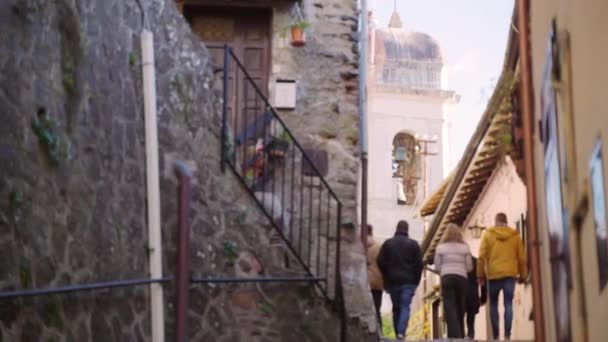 Group Tourists Walking Ancient Narrow Streets Antique Countryside City Rich — Vídeo de Stock