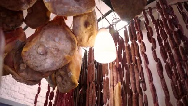 Традиционные Итальянские Сушеные Колбасы Разных Размеров Излеченная Прошутто Висит Потолке — стоковое видео